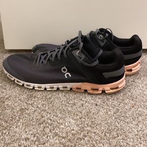 On Cloud Women’s running shoes. Size 10.